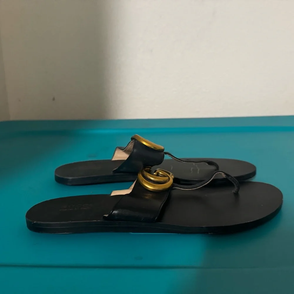 Gucci Black Sandals with Gold Logo - Picture 4 of 5